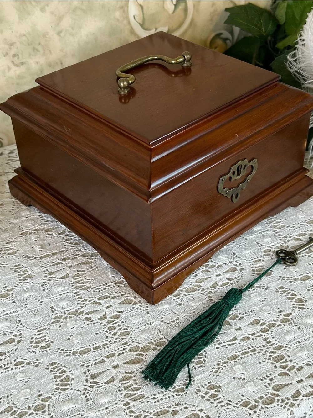 Bombay Jewelry Box locking with key, green velvet, removable tray ring holder